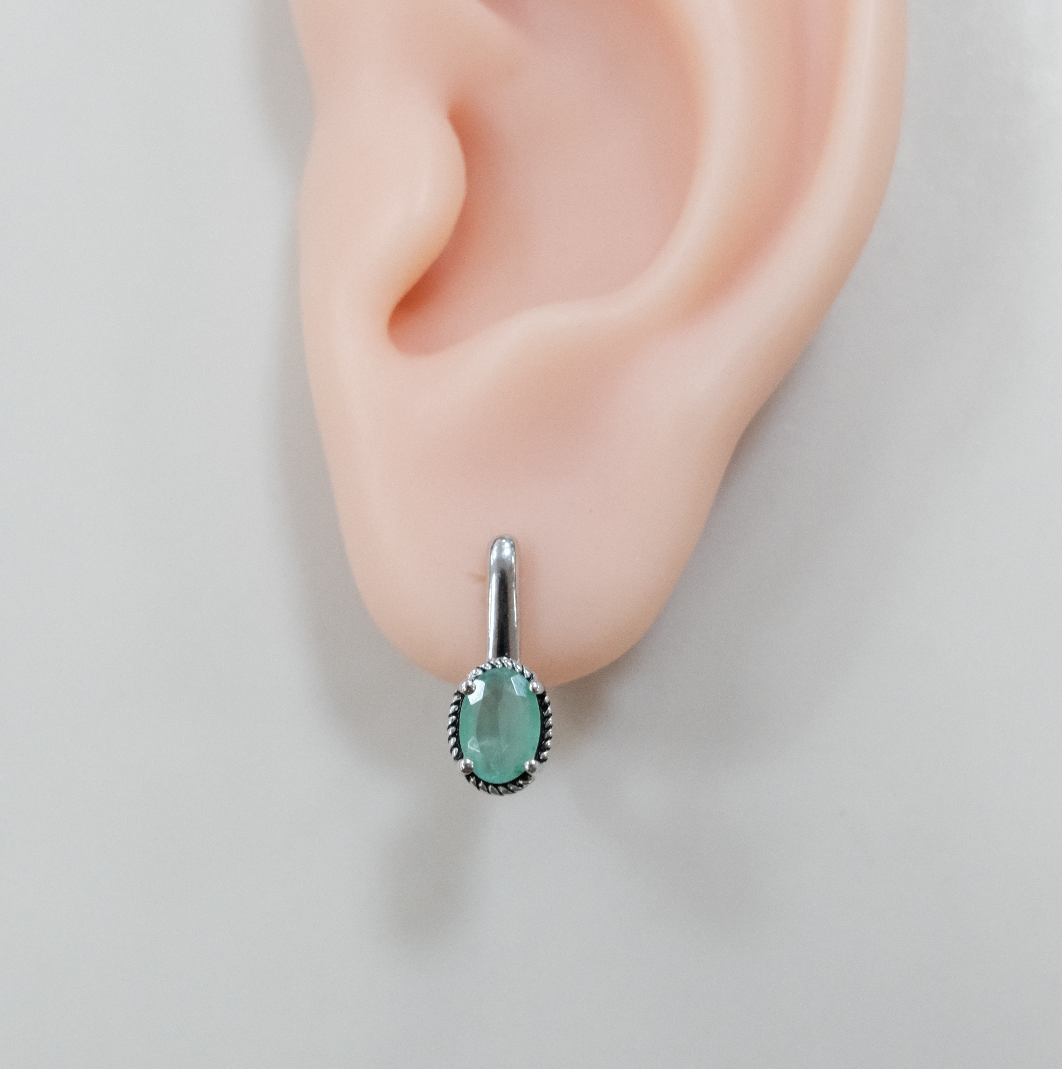 Серебряные серьги с изумрудами